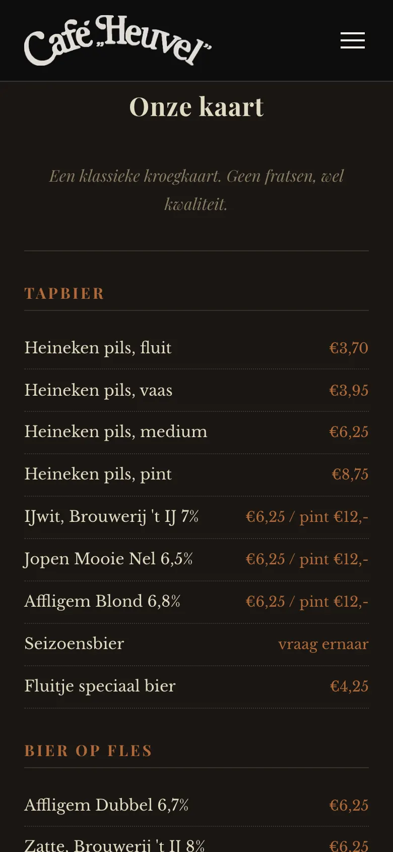 De menukaart van Café Heuvel als gewone tekst op de telefoon, met prijzen per biertje