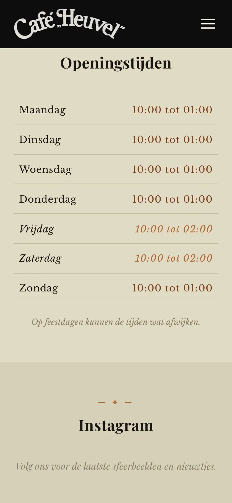 Openingstijden als tabel op een telefoon, per dag van de week, met een regel over afwijkende tijden